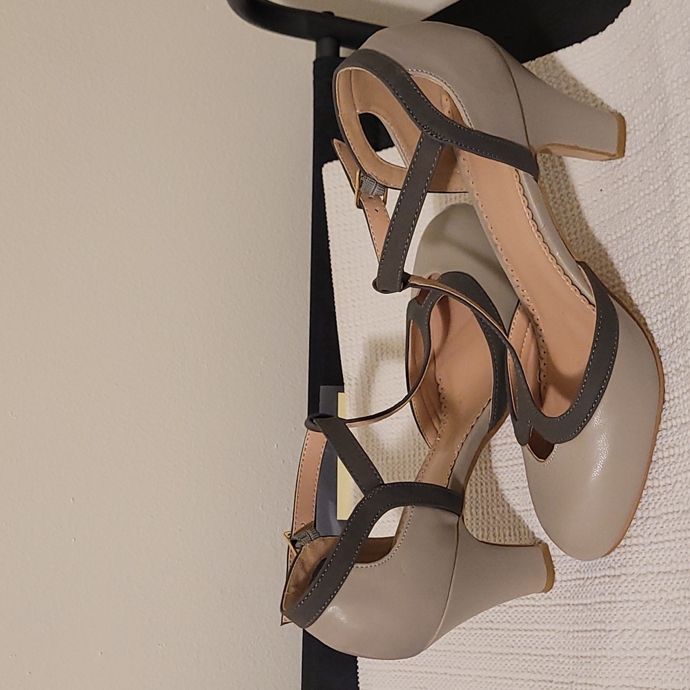 Journee Collection Olina Women's Mary Jane Heels